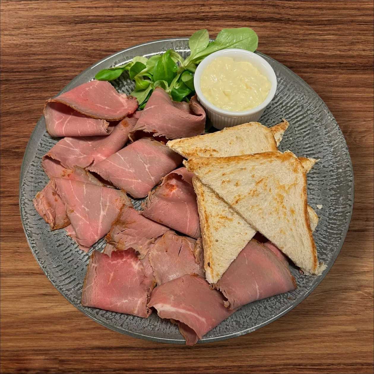 Uzený roastbeef z naší udírny s domácím křenovým dipem a toastovým opečeným chlebem - Rozvoz