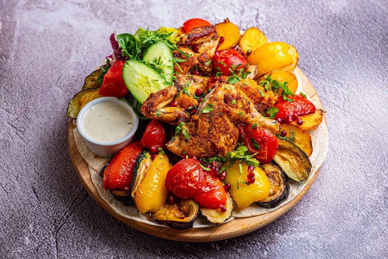 Цыплёнок табака с жареными овощами на двоих