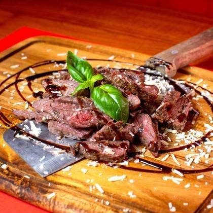 Beef Skirt with Fries and Cheddar Sauce