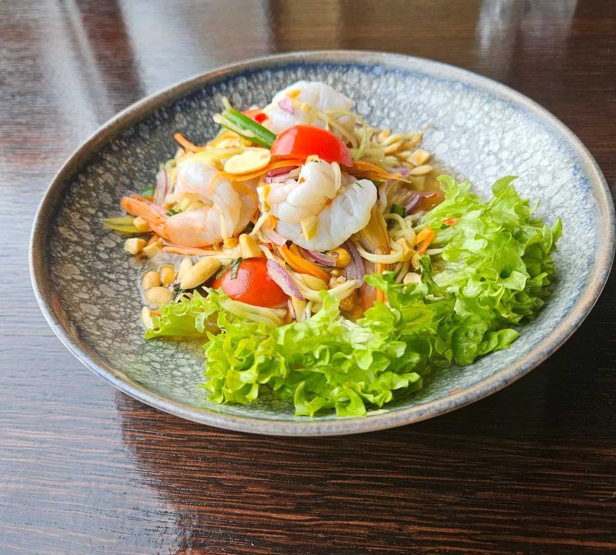 ** KETO MANGO SALAD WITH SHRIMPS AND ROASTED PEANUTS