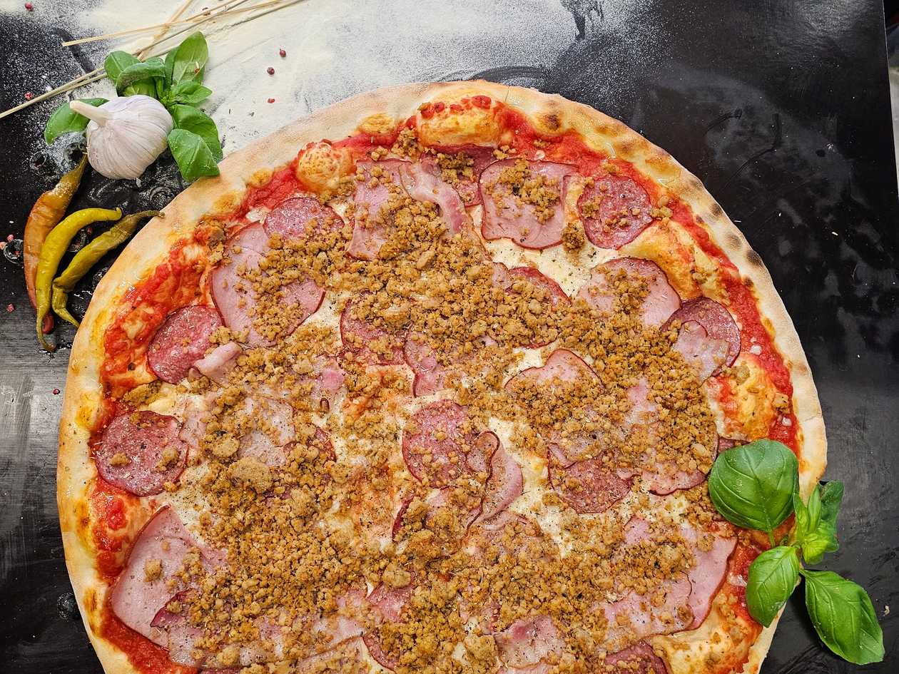 Meat fan pizza