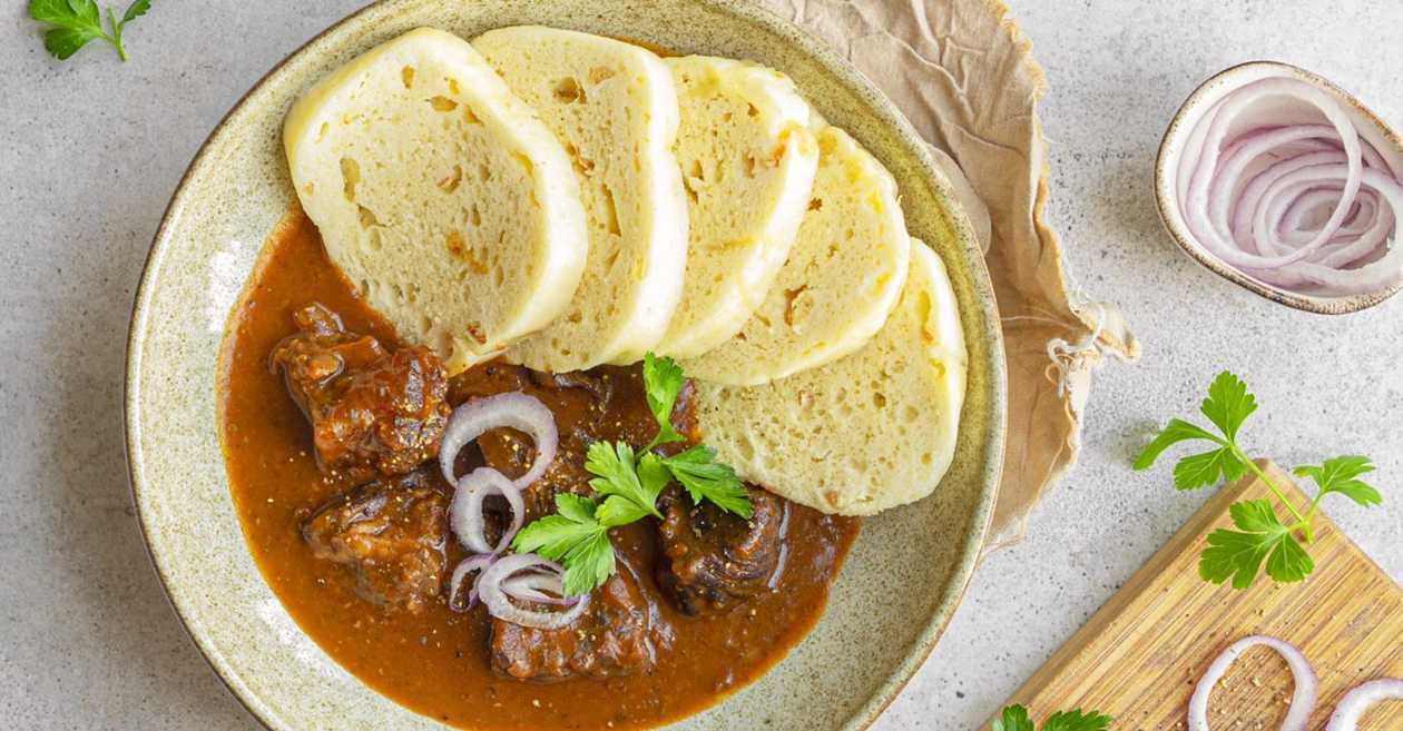 150g  Hovězí guláš, houskový knedlík  A-1,3,7,9