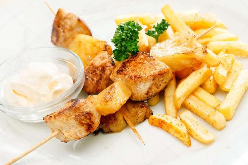 150g  Grilovaný kuřecí špíz, domácí hranolky, dip  A-3,7,10