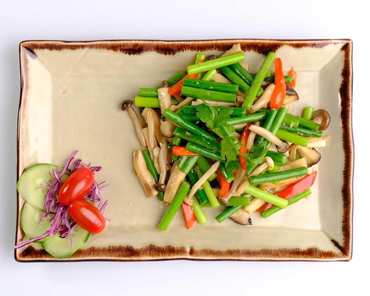 142. Stir-fried Mushrooms with Garlic Hearts