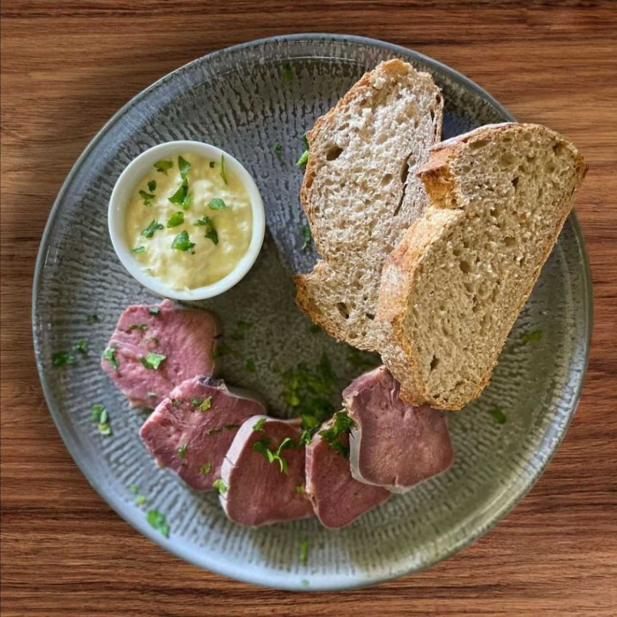 Uzený hovězí jazyk s jemným křenovým dipem, čerstvý chléb ( 120g ) - Rozvoz