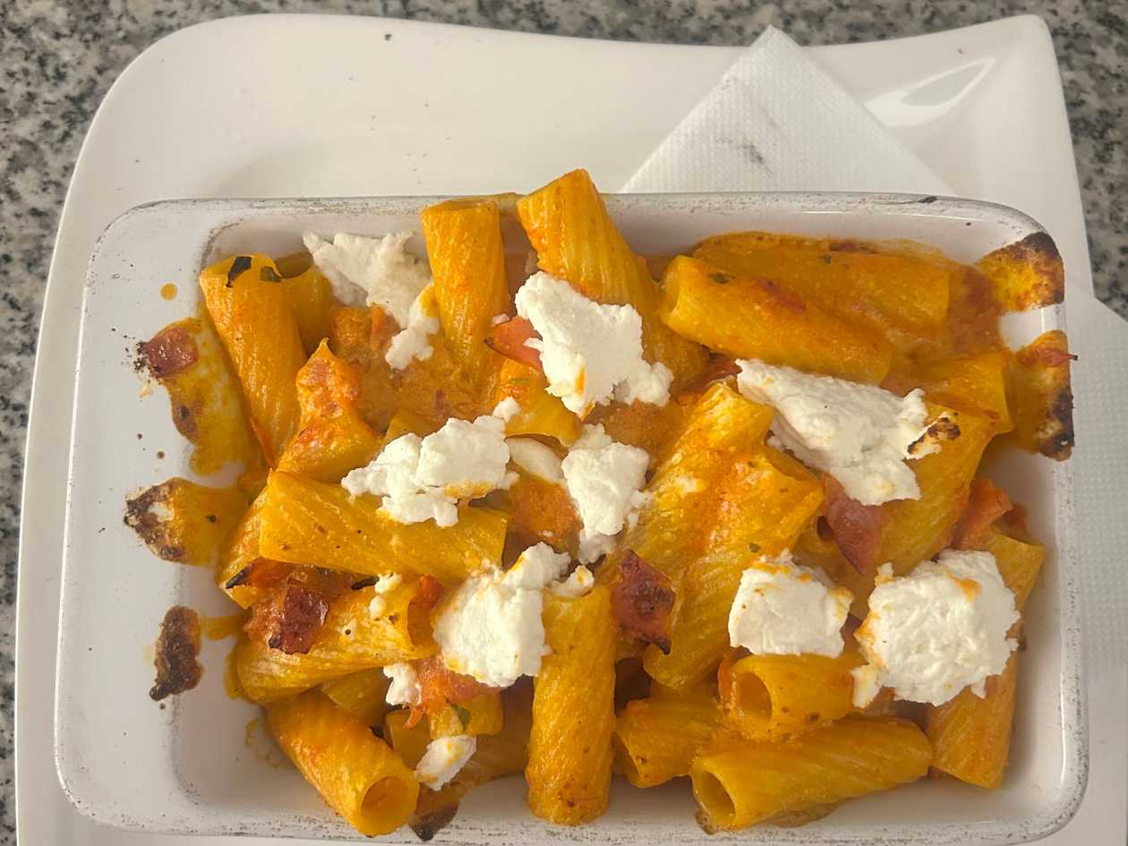 Rigatoni con salami pepperoni e ricotta