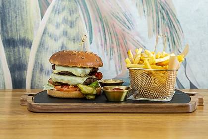 Dublu Cheeseburger De Vita Cu Cartofi Prajiti (550g)
