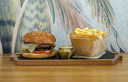 Hamburger De Vita Cu Cartofi Prajiti (450g)