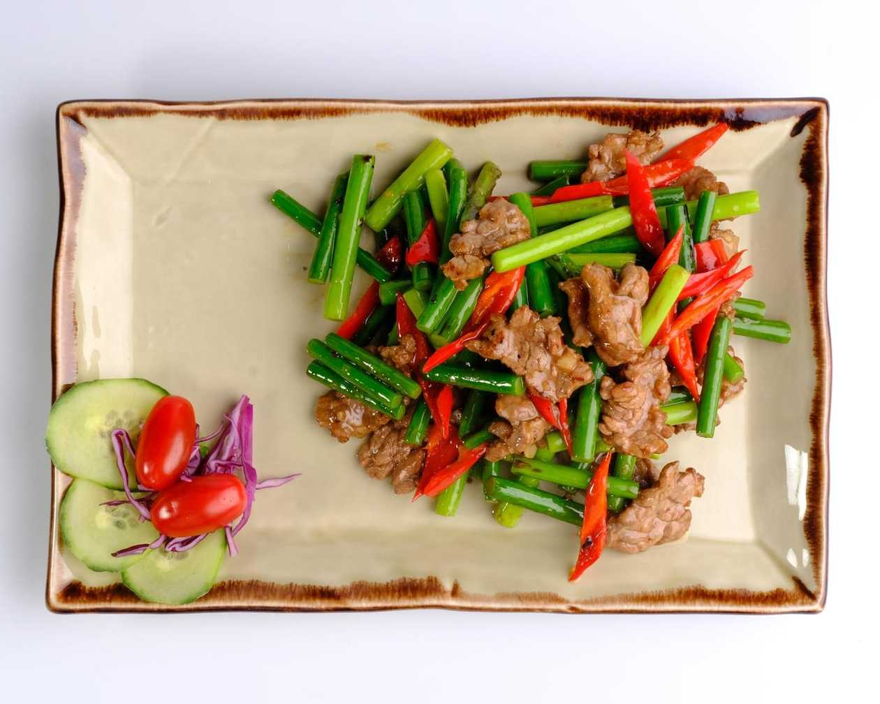 122. Stir-Fried Beef with Garlic Shoots