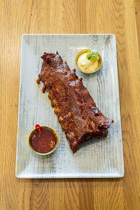 Coaste De Porc Cu Sos Bbq, Servite Cu Cartofi Taranesti (600g)