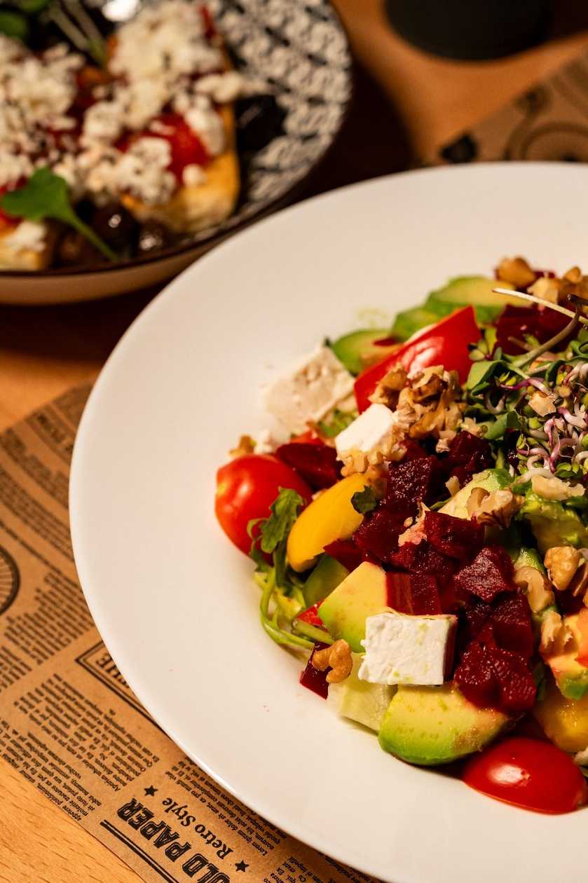 Bollo salad with goat cheese