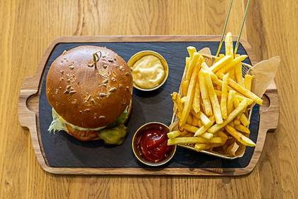 Burger Crispy De Pui Cu Cartofi Prajiti (450g)