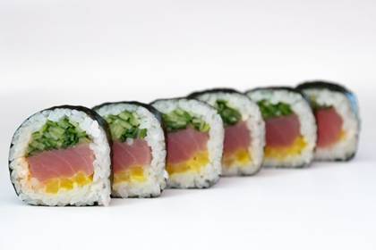 FUTOMAKI  Z TUŃCZYKIEM SUROWYM 6SZT