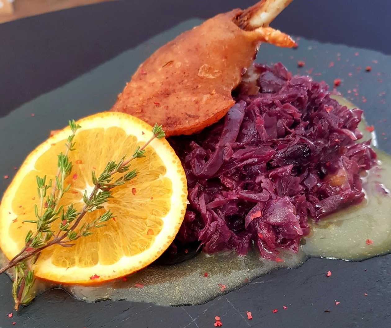 Confit De Rata Cu Varza Rosie Si Sos De Portocale