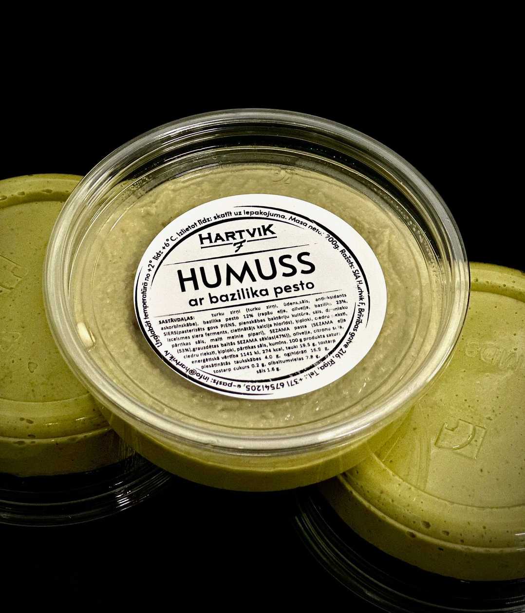 Humuss ar bazilika pesto