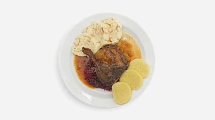 Konfitované kachní stehno, červené zelí, houskové a bramborové knedlíky