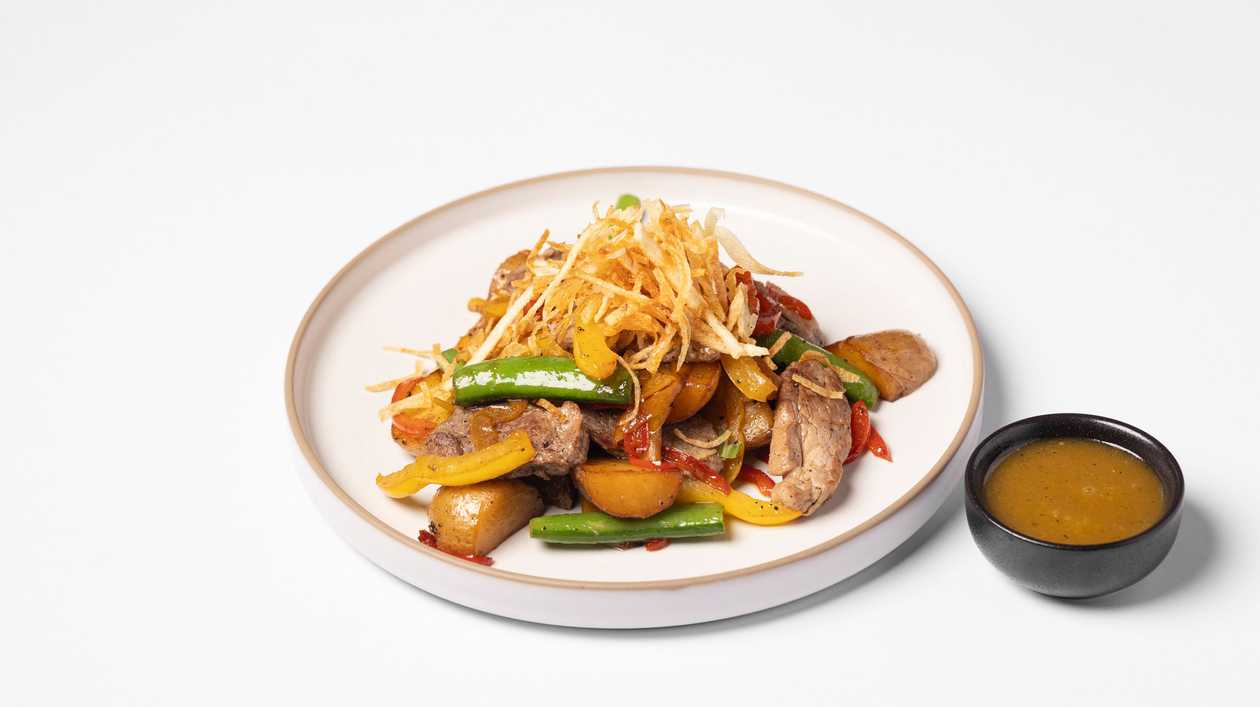 Χλιαρή Σαλάτα με Μοσχάρι, Ψητές Πατάτες και Σάλτσα Μουστάρδας