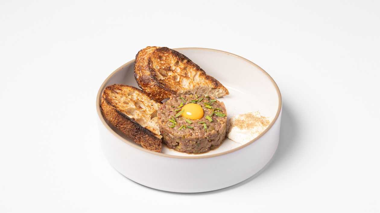 Μοσχαρίσιο ταρτάρ με αφρό παρμεζάνας και τοστ