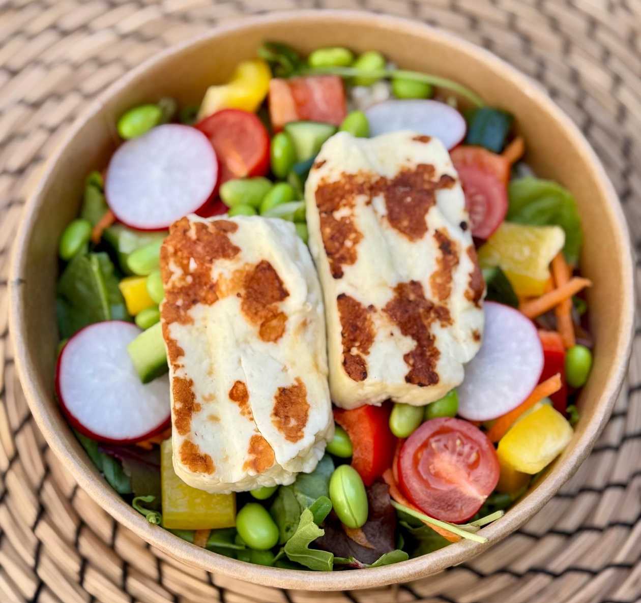 Halloumi cu legume fresh
