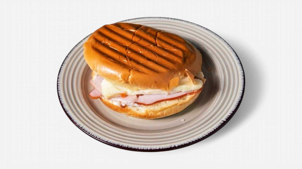 Lountza Halloumi Brioche