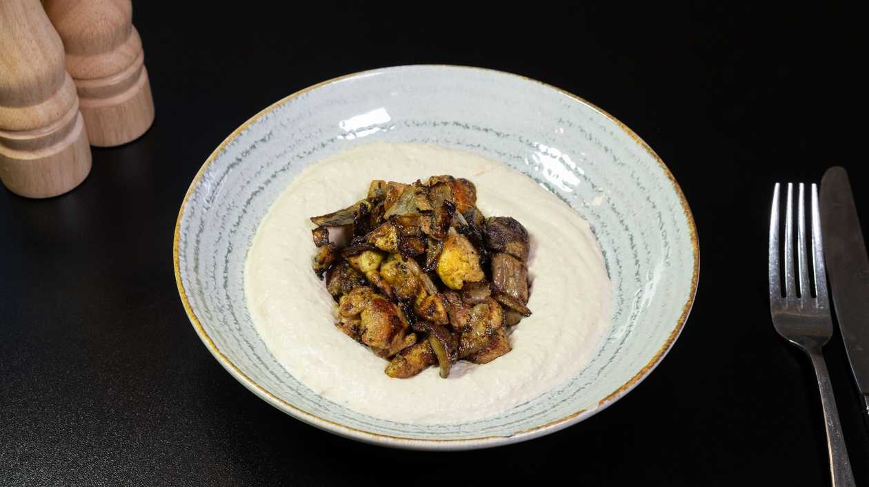 Hummus Jerusalem mix in plate