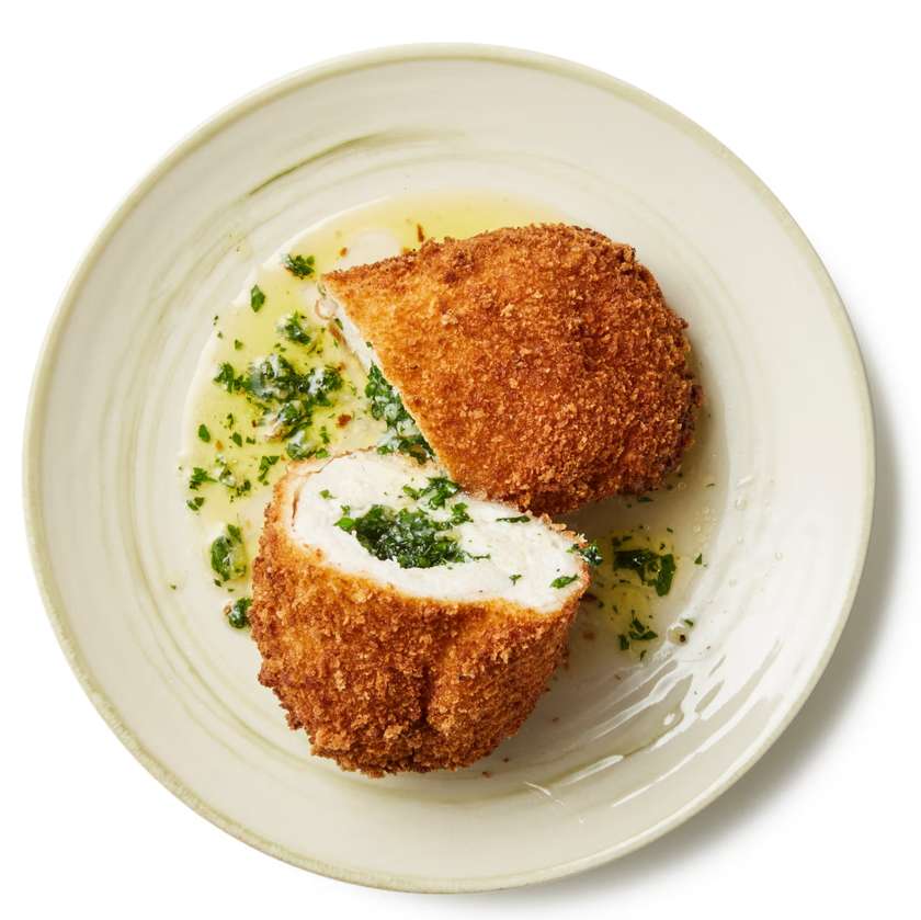 Käsitöö Kiievi kotlet friikartulite ja coleslaw salatiga täidetu maitsva ürdivõiga
