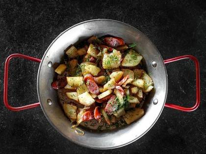 КАРТОПЛЯ СМАЖЕНА З ЦИБУЛЕЮ І КОВБАСКАМИ