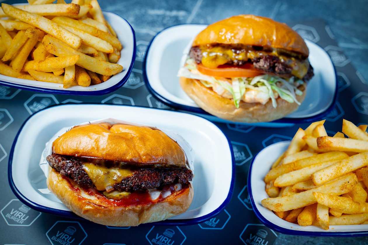 Sloppy Burger + Classic Cheeseburger + 2x Fries + 2x Sauces