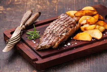Meniu ceafa de porc si cartofi prajiti in coaja