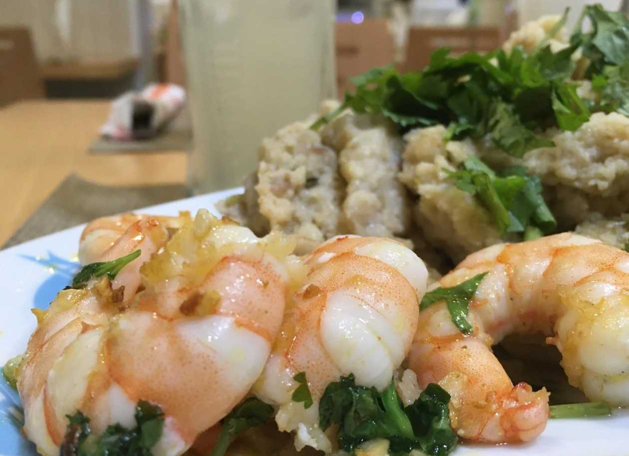 Small Seafood Bread Stew with salad