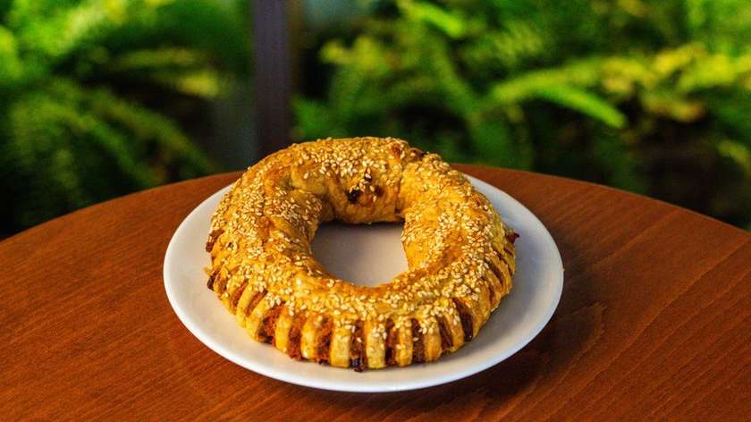 Koulouri With Tomato & Olives