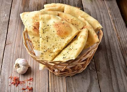 Foccacia cu usturoi si parmezan