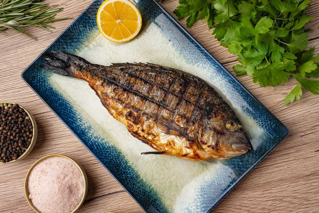 Dorada Regala la gratar pe roca vulcanica