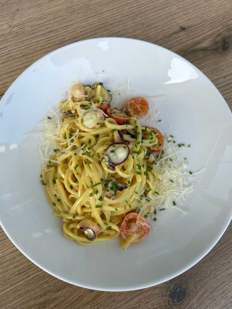 Pasta Linguine ar kalmāriem karija-kokosa mērcē (1,7,4)