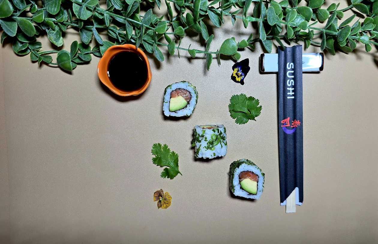 Green Salmon Roll (4 or 8 pieces)
