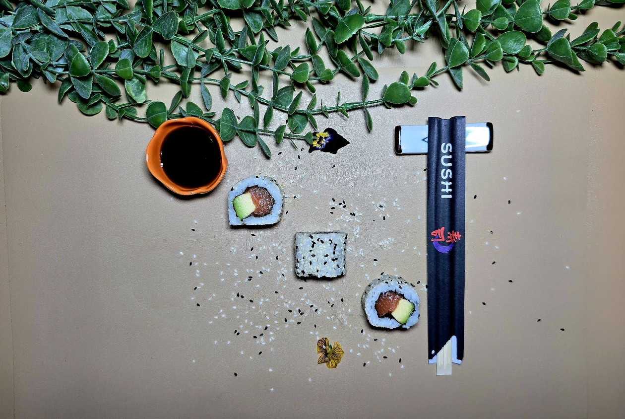 Salmon Avocado Uramaki Roll (4 or 8 Pieces)