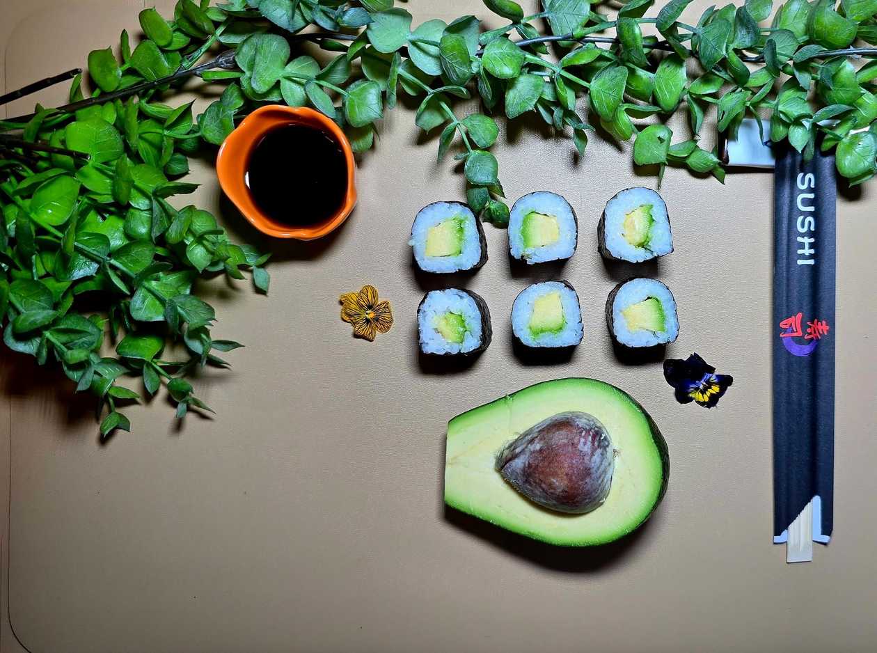Avocado and cheese hosomaki (4 or 8 pieces)