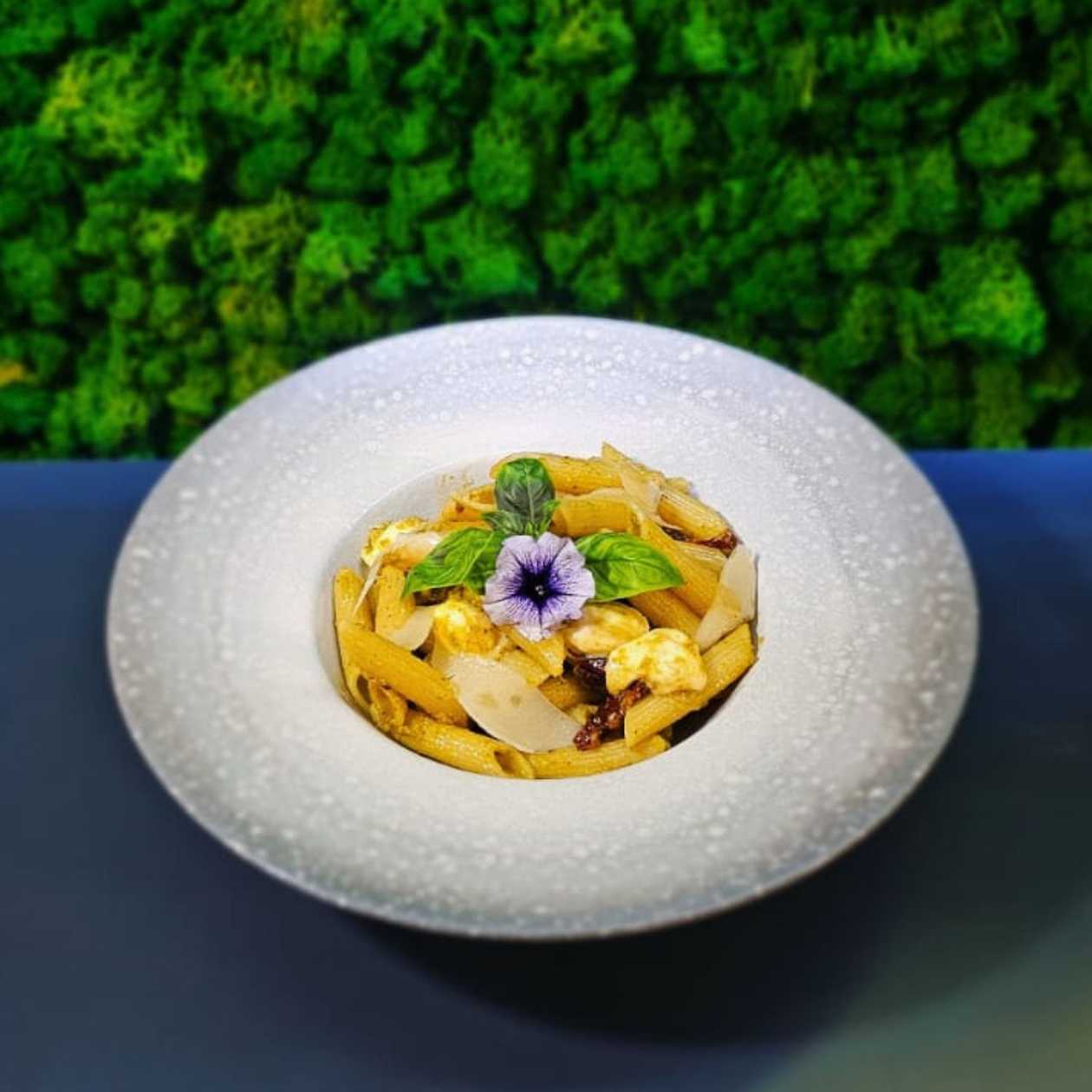 Paste cu sos pesto, roșii uscate și bocconcini