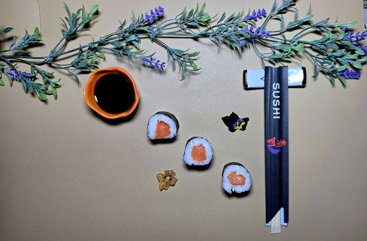Salmon Hosomaki (4 or 8 pieces)