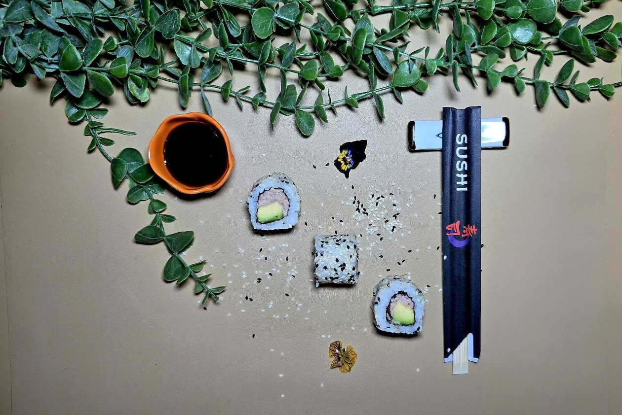 Tuna Avocado Uramaki Roll (4 or 8 Pieces)