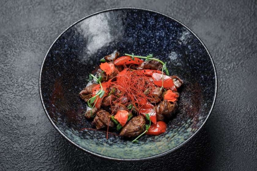 ЯГНЯ СМАЖЕНЕ WOK З СОУСОМ БЛЕК ПЕППЕР ТА БОБАМИ (260/10г)