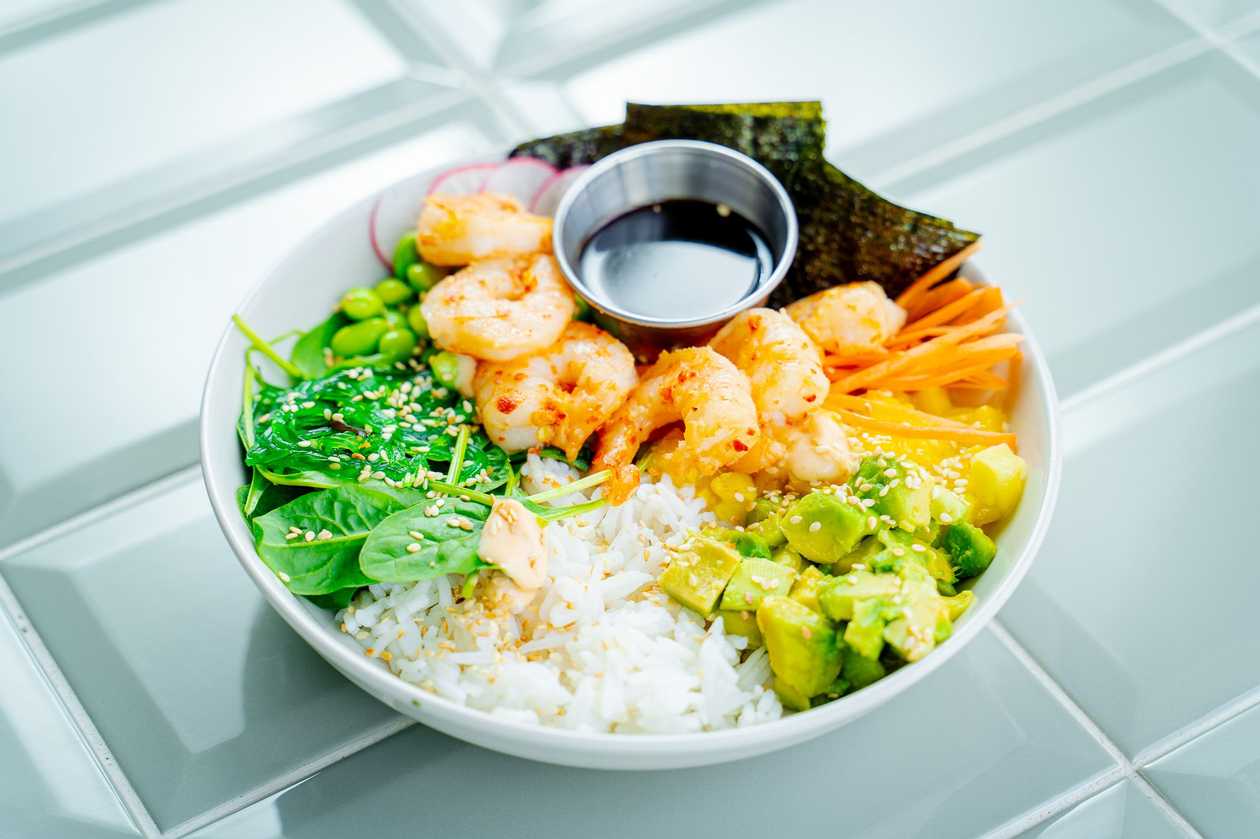 Poké-bowl with tiger prawns
