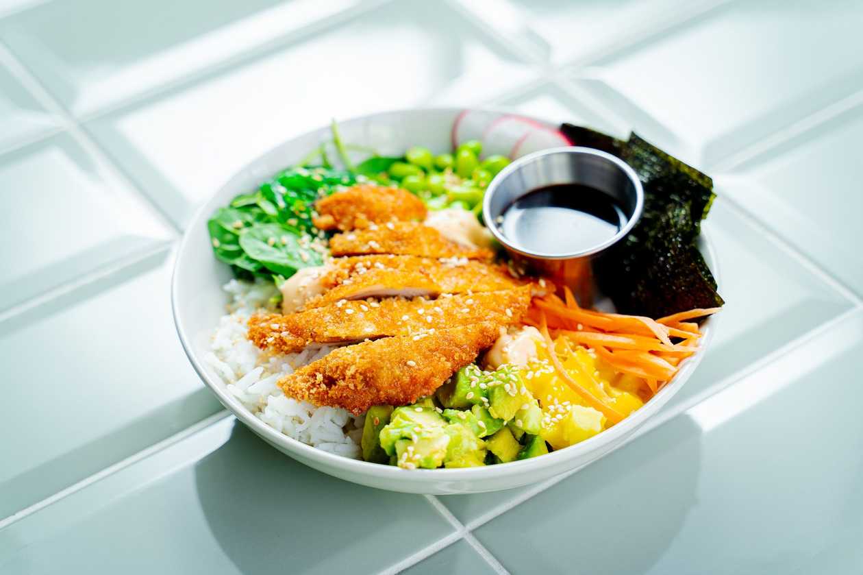 Poké-bowl with crispy chicken