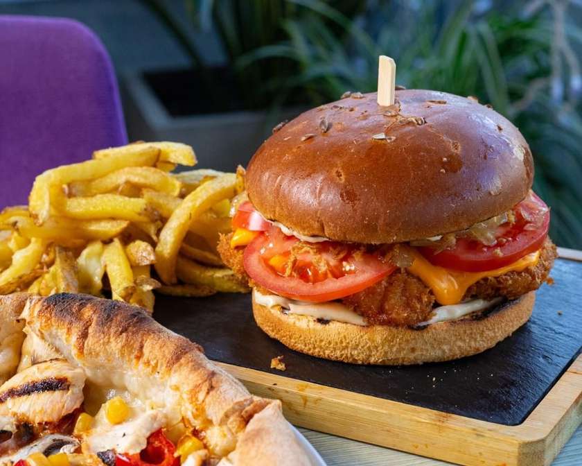 Burger cu pui panko si cartofi naturali prajiti
