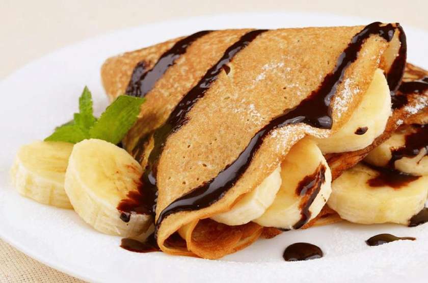 Clatite cu ciocolata, banane si biscuiti .