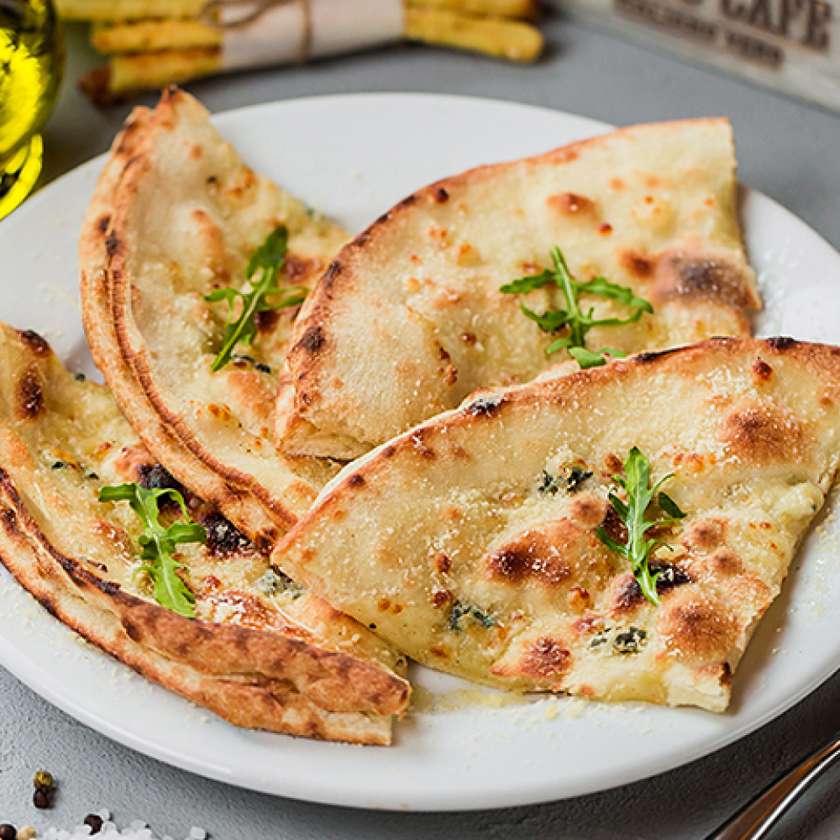 Фокача з сирами моцарела та горгонзола (250 порц.)