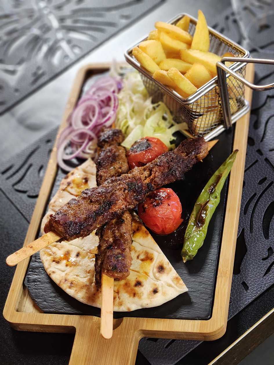 ADANA KEBAB cu cartofi prajiti si ardei iute .