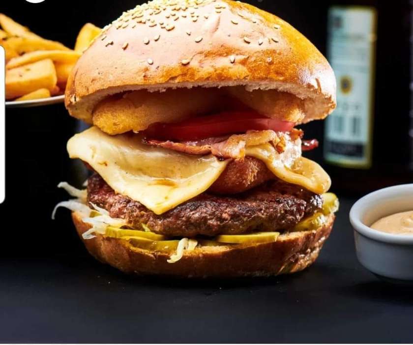 Ringer burger cu cartofi prajiti parmezan si usturoi.