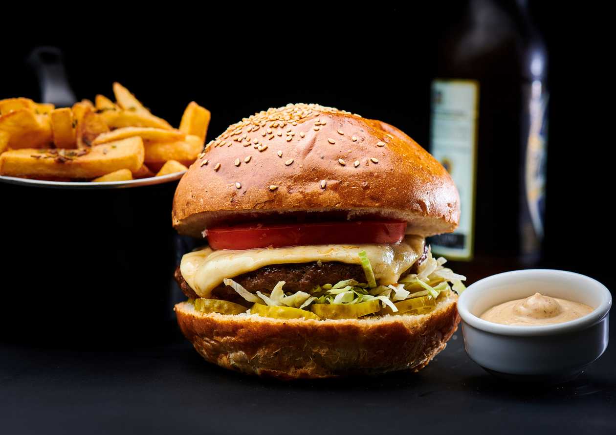 Double cheese and onion cu cartofi prajiti cu parmezan si usturoi .