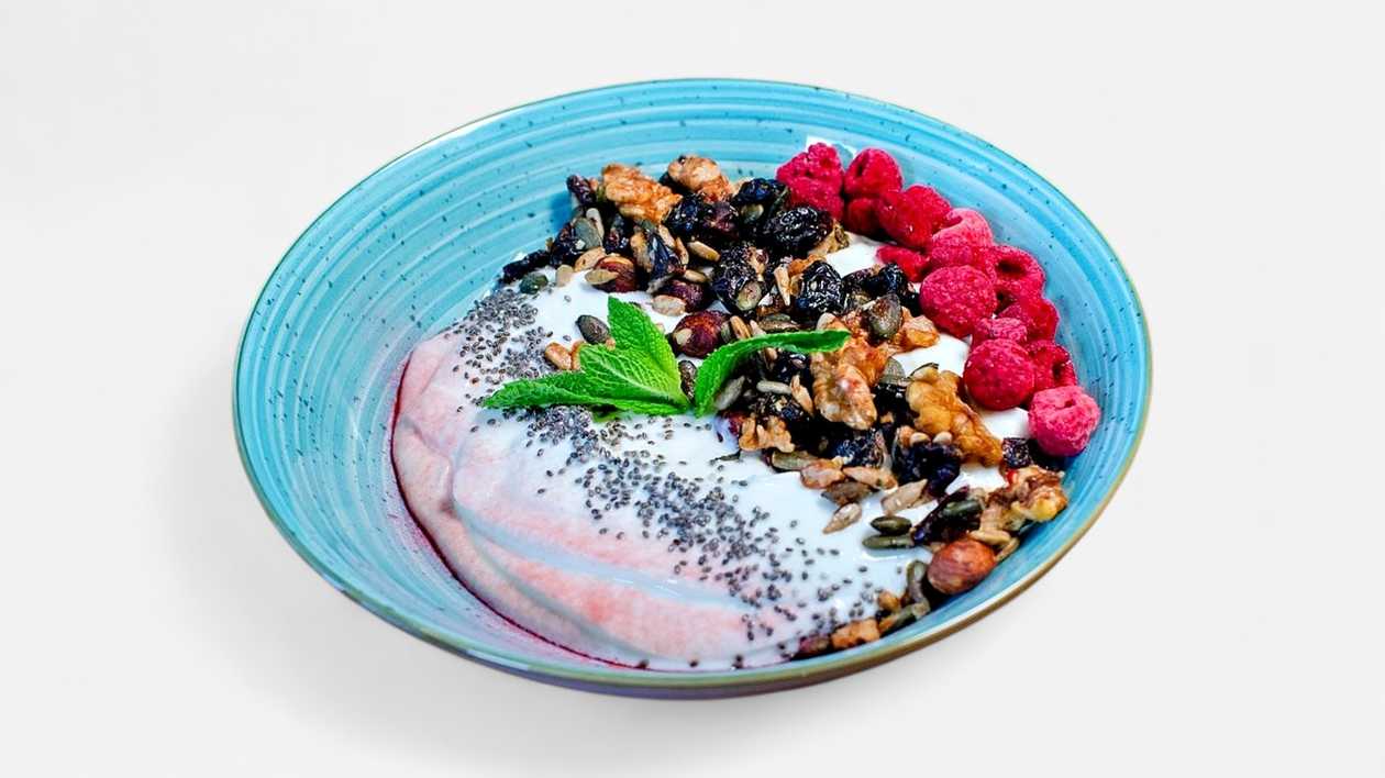 Granola bowl (Greek yogurt, granola, chia seeds, freeze-dried raspberries, raspberry powder) (7)